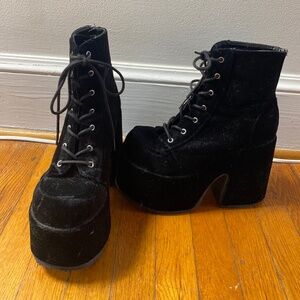 Demonia camel 203 size 9